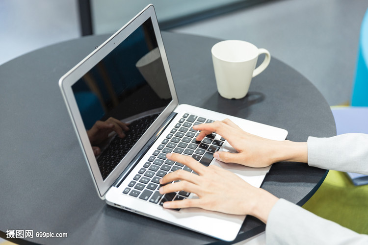 商务女性的数字伙伴 计算机在现代办公中的卓越表现