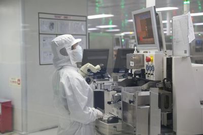 东莞长安企业员工 过年不返乡，感受别样温暖与便利